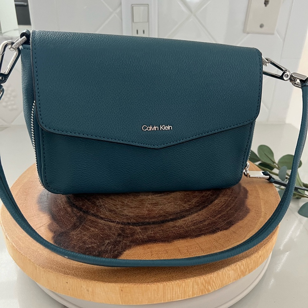 Calvin Klein Blue Shoulder Bag with Sleek Modern Silhouette